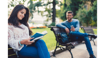 المغازلة بالنظر وحركات الجسد