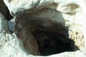 قصة الثلاثة الذين انطبقت عليهم الصخرة