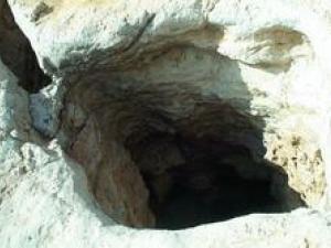 قصة الثلاثة الذين انطبقت عليهم الصخرة