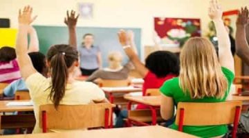 حوار بين طالبتين عن المدرسة ودورها