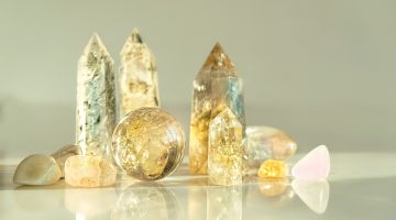 هل الزجاج من المواد الصلبة البلورية