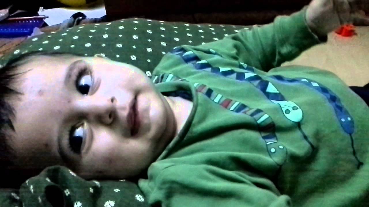 متى يبدأ الطفل يناغي