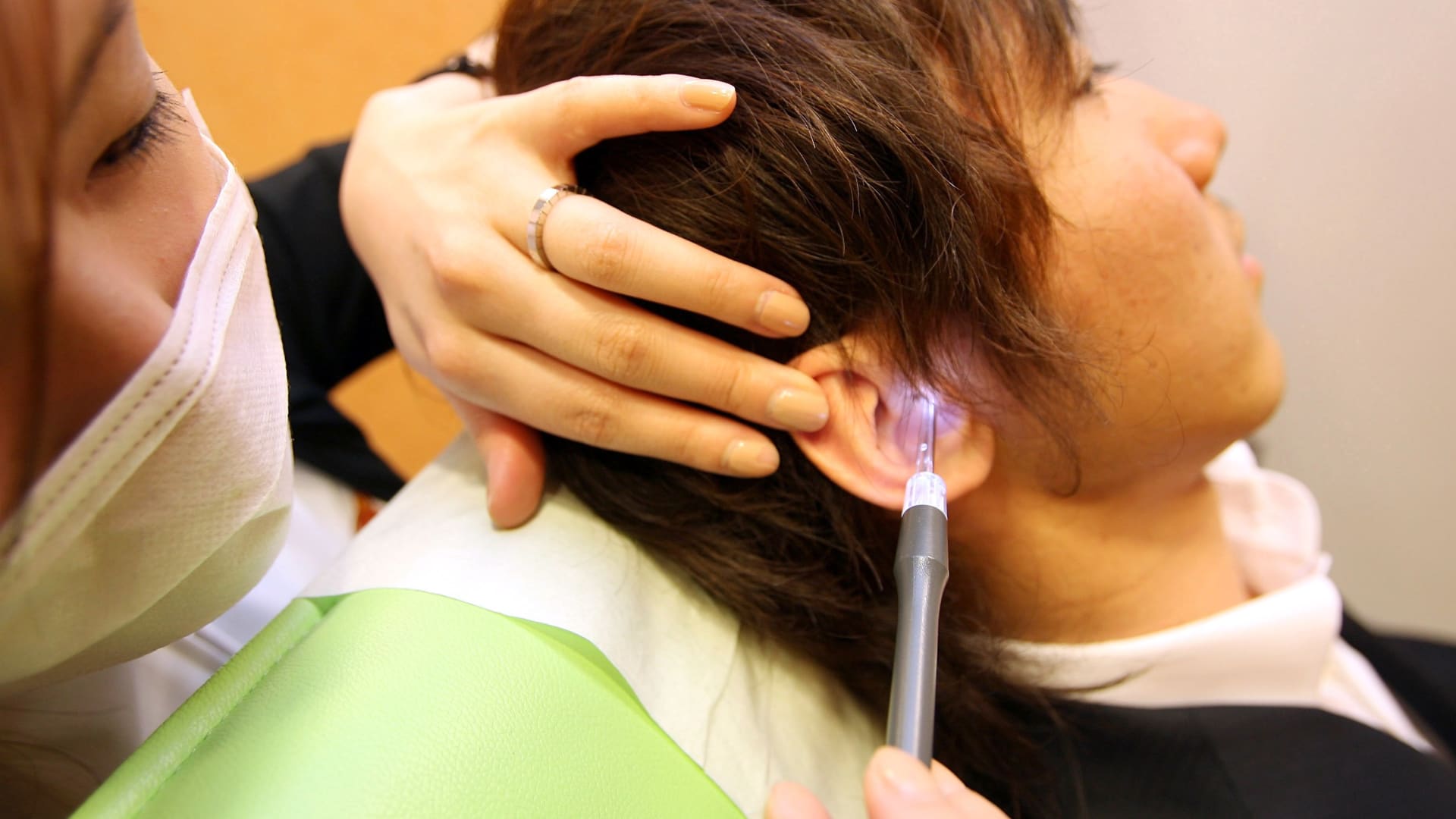 علاج هواء الأذن في المنزل