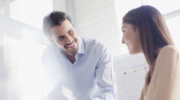 تفسير حلم رؤية شخص اعرفه ينظر إلي في المنام