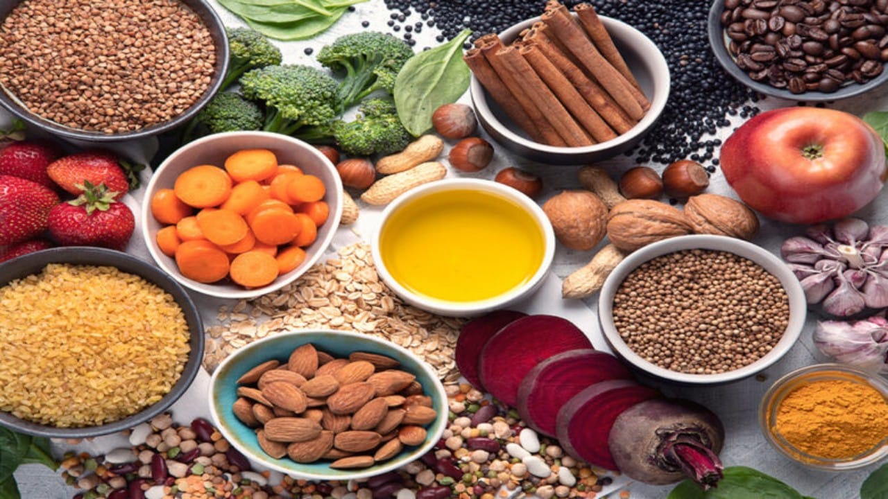 الأطعمة التي تزيد حمض اليوريك وتقلله