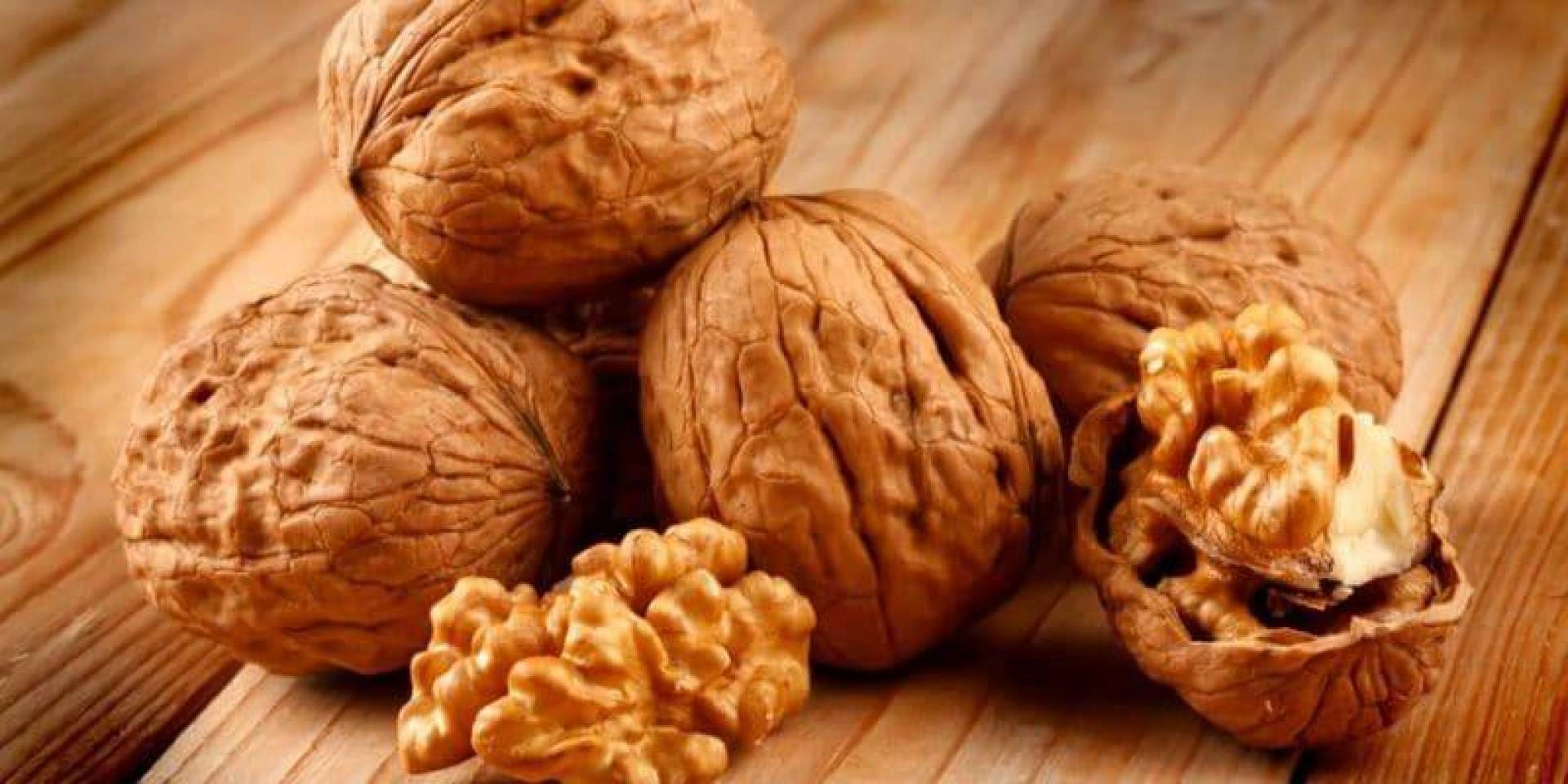 الفرق بين الجوز البرازيلي والجوز العادي