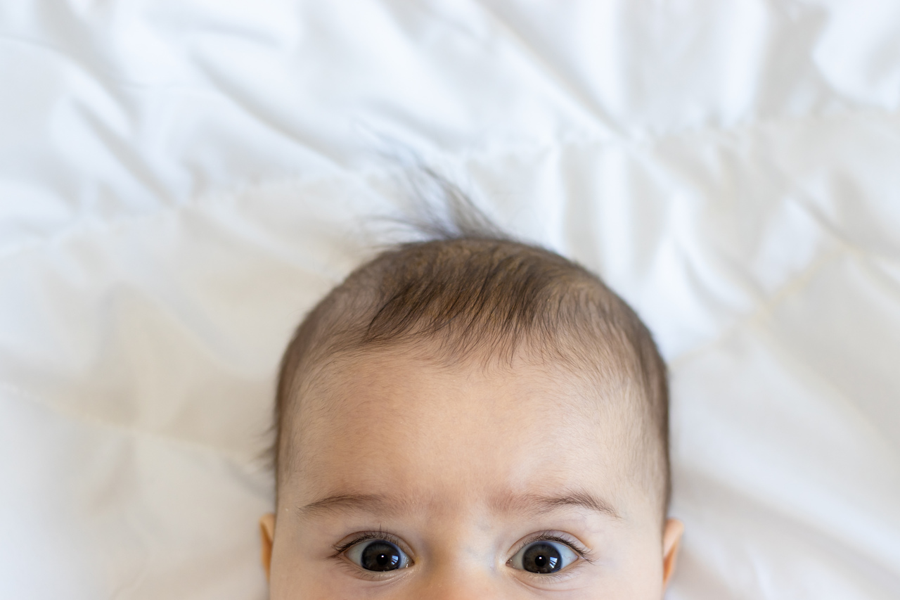 متى يثبت لون شعر الطفل