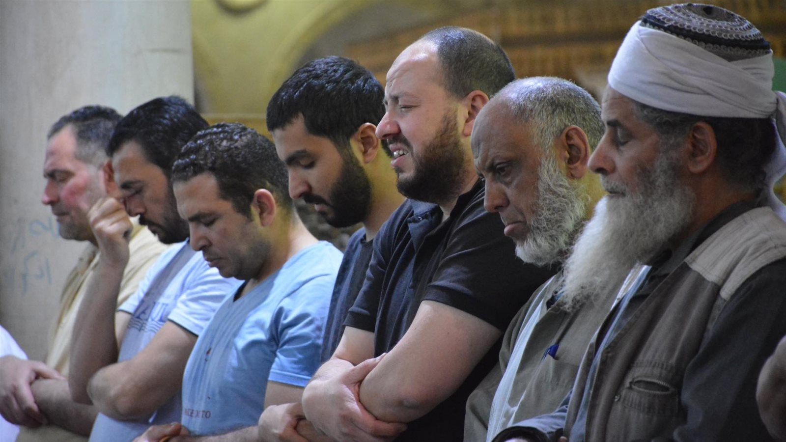 تفسير حلم الصلاة في مكان ضيق للعزباء والمتزوجة والحامل والمطلقة والرجل