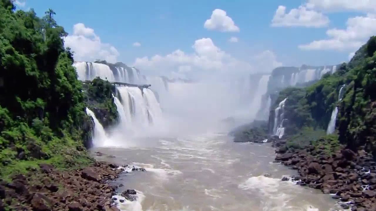 أين نجد معظم الماء العذب في الأرض؟