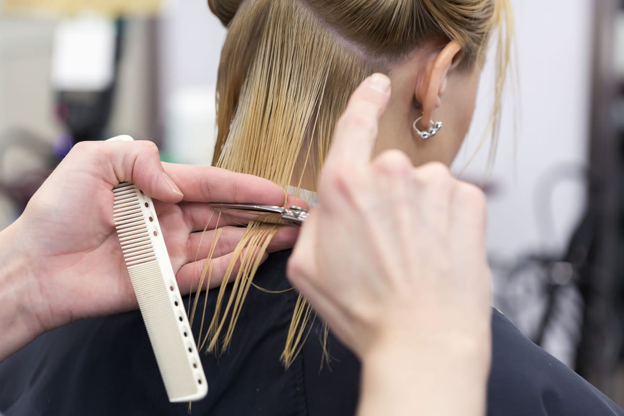 تفسير حلم قص الشعر من شخص قريب