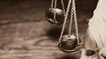 المرأة الميزان