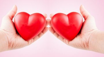 كيف أعرف أنه يحبني وهو بعيد عني ولا يكلمني