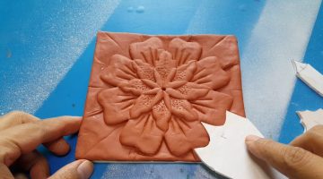 زخارف بارزة على المسطحات الطينية