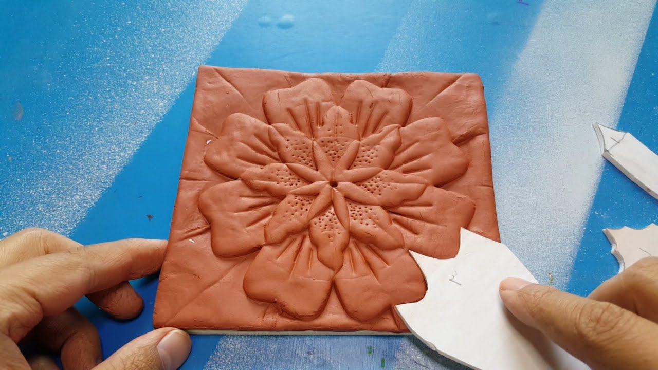 زخارف بارزة على المسطحات الطينية