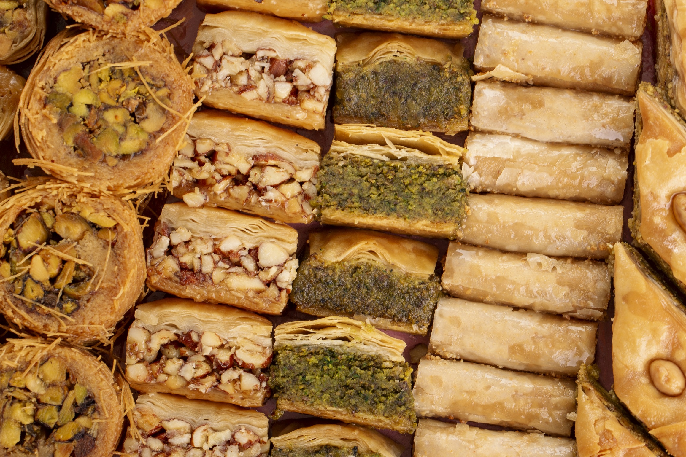 تفسير حلم أكل الحلويات مع الأقارب للمتزوجة