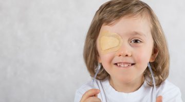 أسباب وعلاج انحراف العين البسيط عند الأطفال