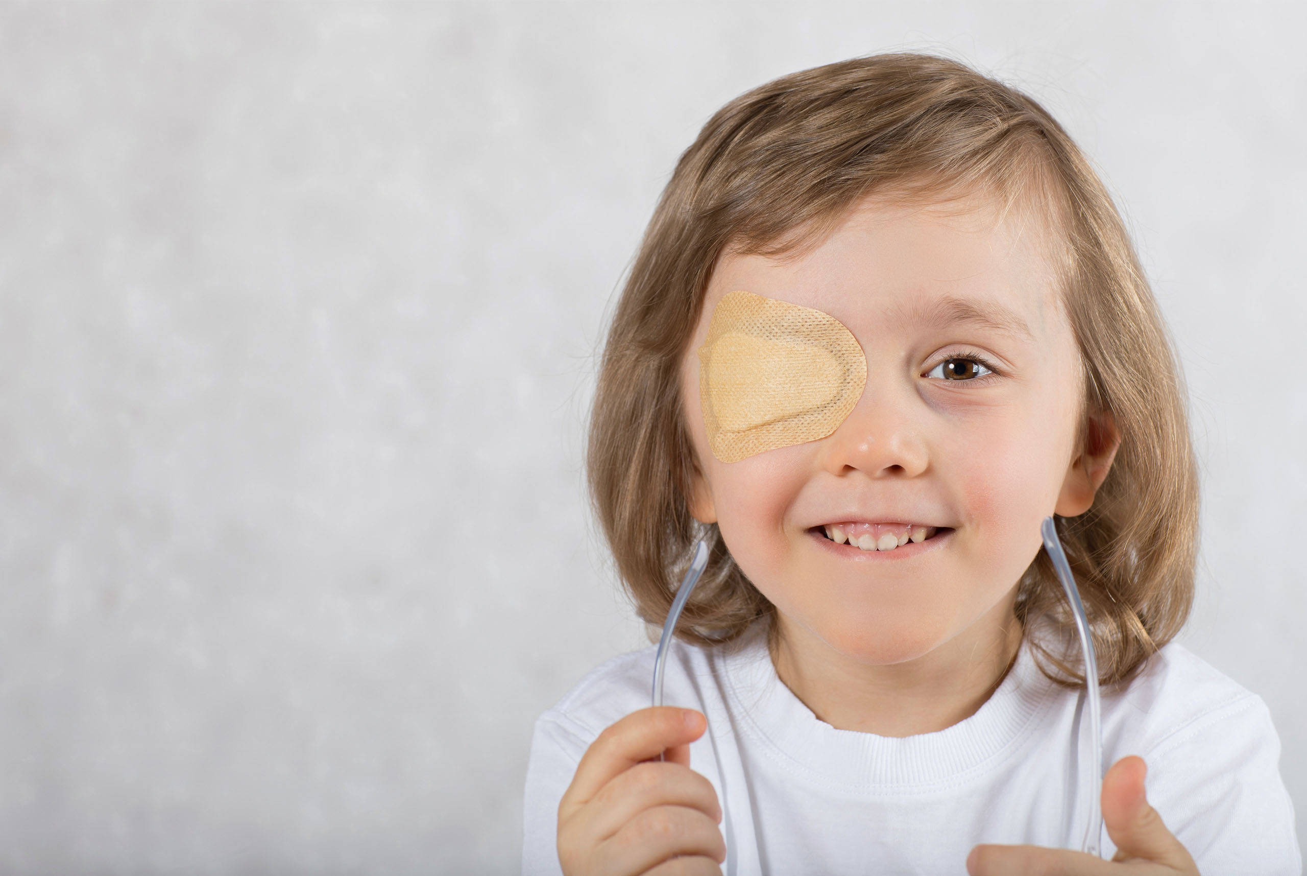 أسباب وعلاج انحراف العين البسيط عند الأطفال