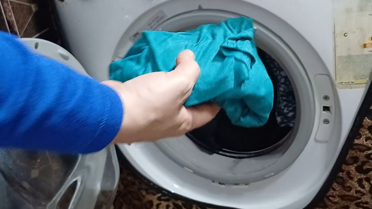 تفسير رؤية الملابس الملونة في المنام للعزباء