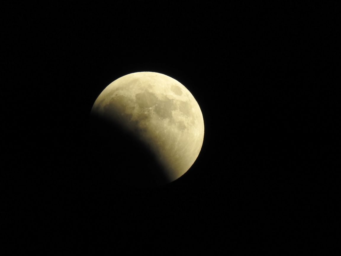 تفسير حلم رؤية القمر كبير وقريب