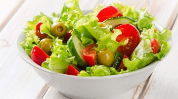 عدد السعرات الحرارية في السلطة الخضراء واليونانية