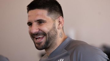 كيف اجعل شخص يحبني بالنظرات