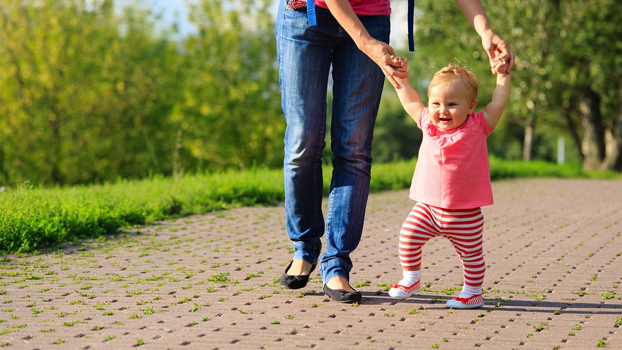 كيف نساعد الطفل على المشي