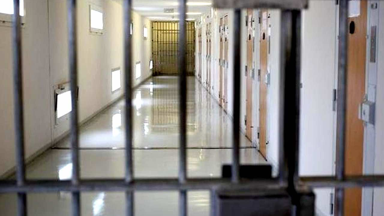 تفسير حلم دخول السجن مع صديق