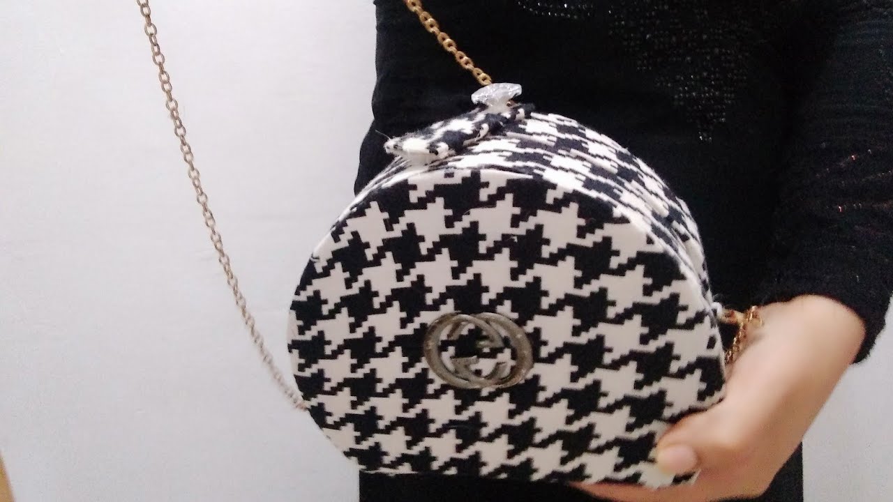 البحث عن حقيبة اليد في المنام للمتزوجة