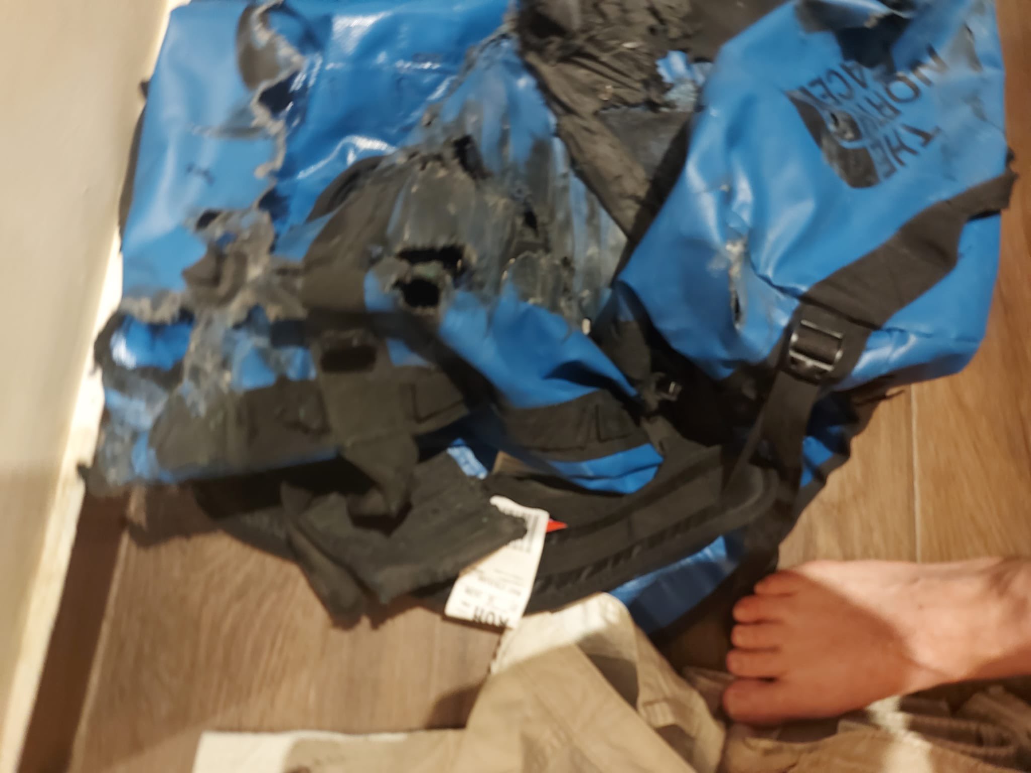 رؤية شخص أعرفه يرتدي ملابس ممزقة في المنام