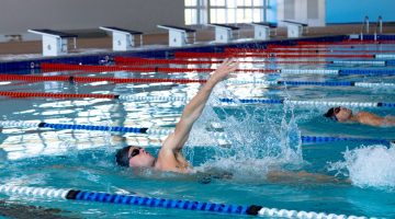 هل السباحة تحرق الدهون أكثر من المشي