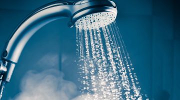 تفسير الاستحمام في المنام امام الناس