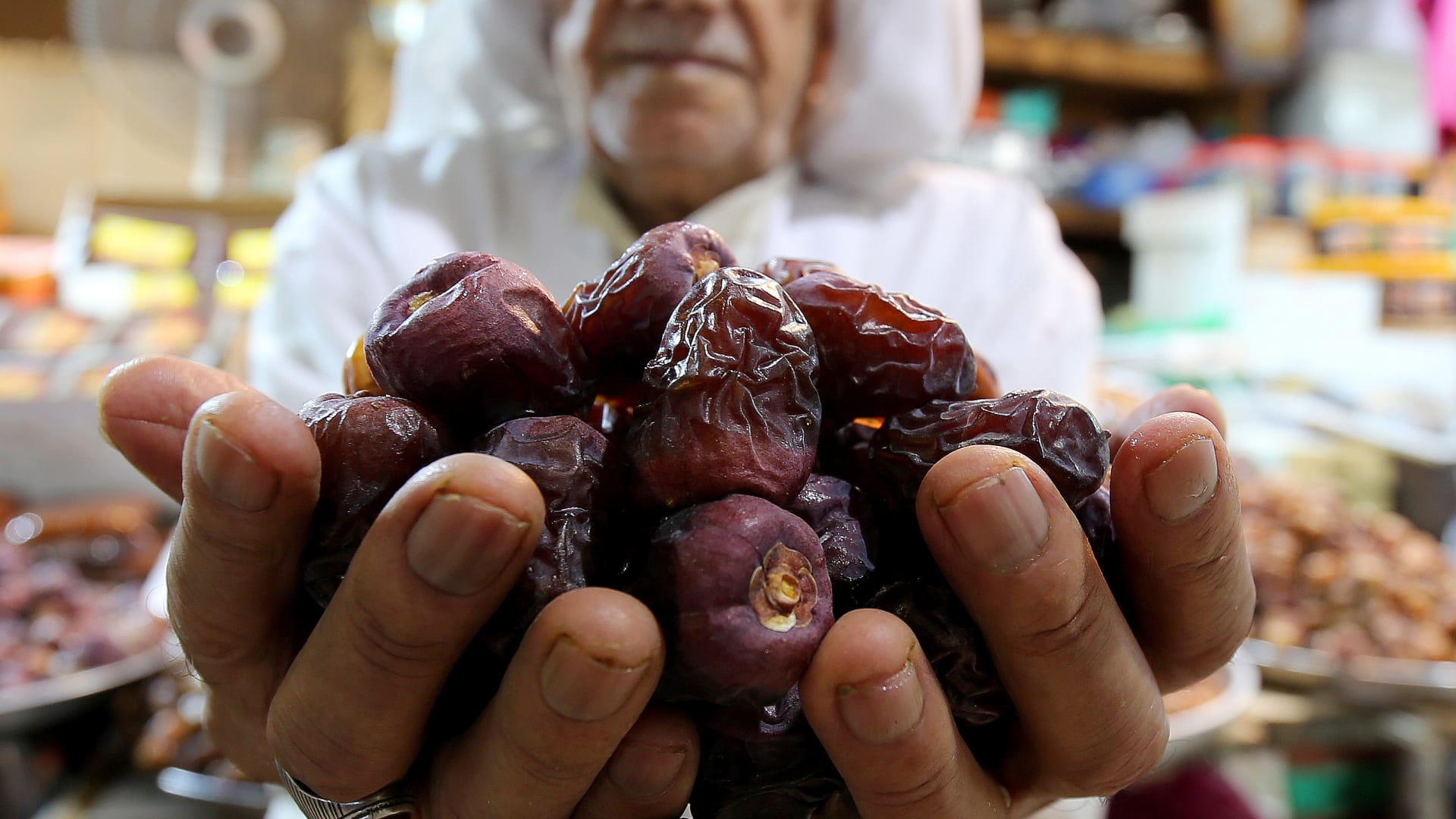 هل الامتناع عن السكر يشمل التمر